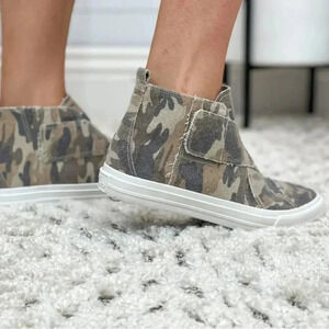 Gypsy Jazz Florence in Tan Camo - 7.5 NEW